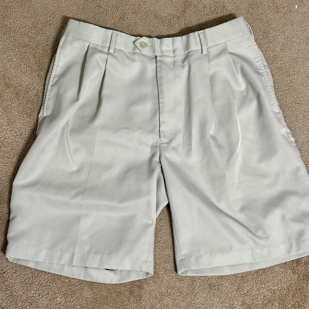 Jos. A. Bank Men's Light khaki pleated Front Golf Shorts